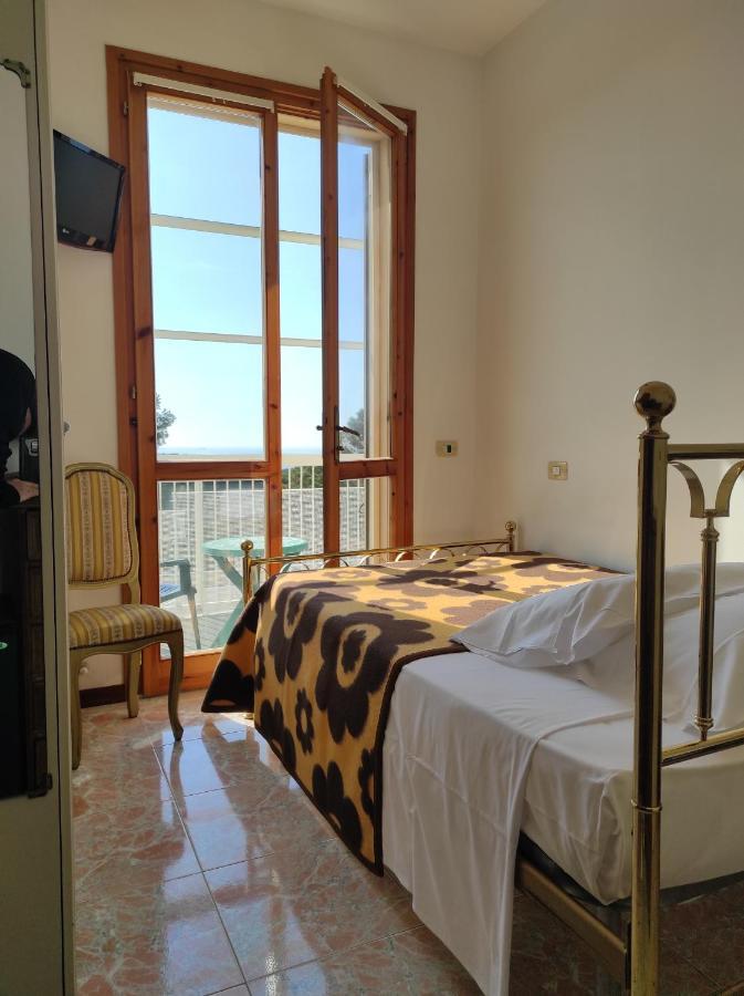 קסטיליאונצ'לו Hotel Atlantico מראה חיצוני תמונה